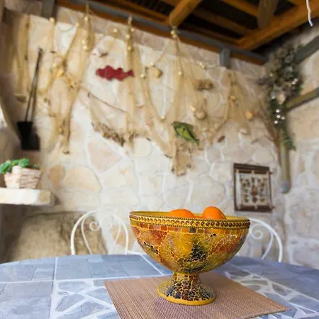 Antica With Yard & Bbq Apartament Split