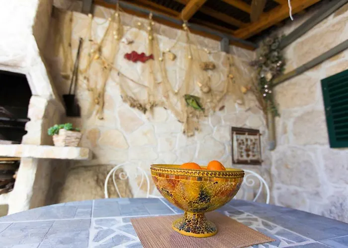 Antica With Yard & Bbq Apartament Split