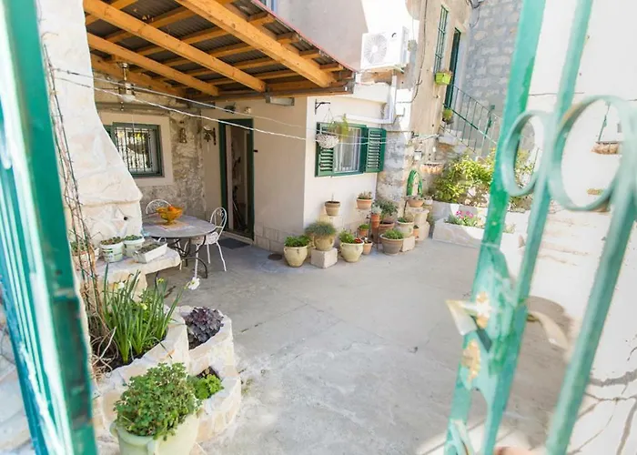 Antica With Yard & Bbq Apartament Split