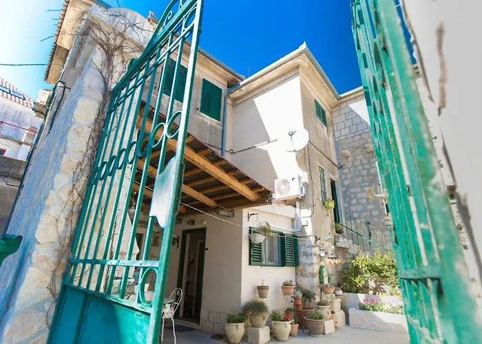 Antica With Yard & Bbq Apartament Split