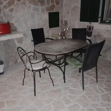 Antica With Yard & Bbq Split