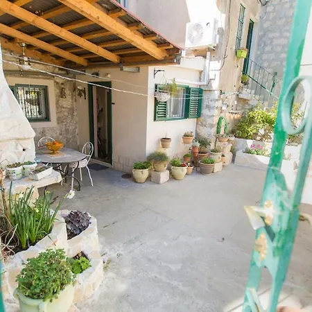 Antica With Yard & Bbq Appartement Split