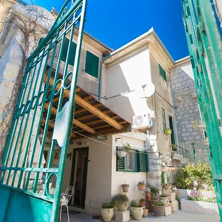 Antica With Yard & Bbq Appartement Split